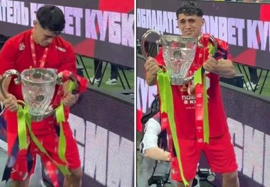 VIDEO: Momento de torpeza épica de un futbolista al recibir el trofeo