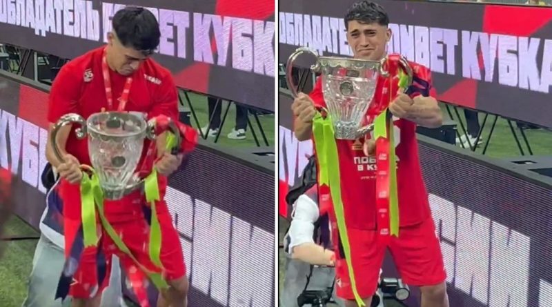 VIDEO: Momento de torpeza épica de un futbolista al recibir el trofeo