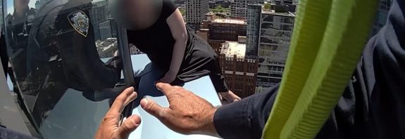 VIDEO: Rescate de infarto de una mujer sentada al borde de un rascacielos