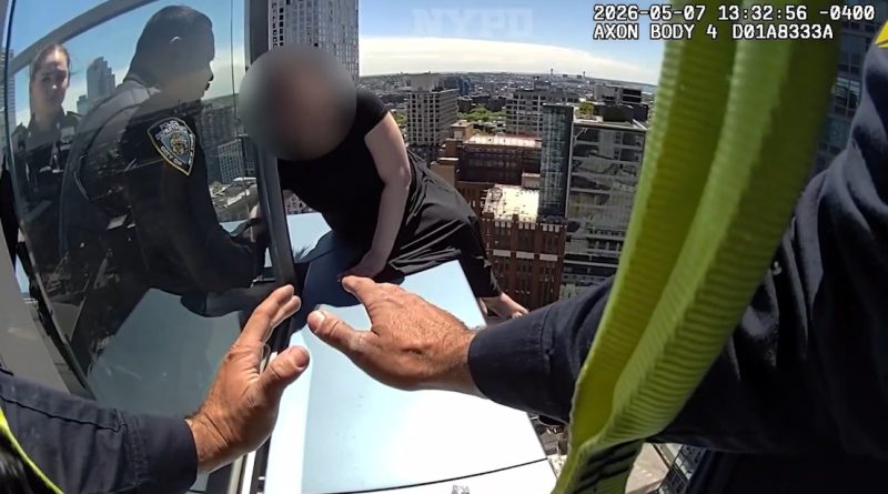 VIDEO: Rescate de infarto de una mujer sentada al borde de un rascacielos