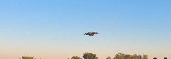 VIDEOS: Aviones de transporte C-17 aterrizan en China en vísperas de la visita de Trump