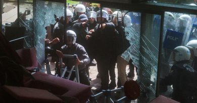 VIDEOS, FOTOS: Policía turca toma por asalto la sede central del principal partido de la oposición