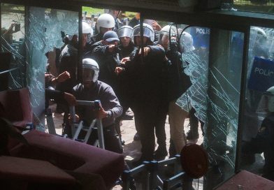 VIDEOS, FOTOS: Policía turca toma por asalto la sede central del principal partido de la oposición