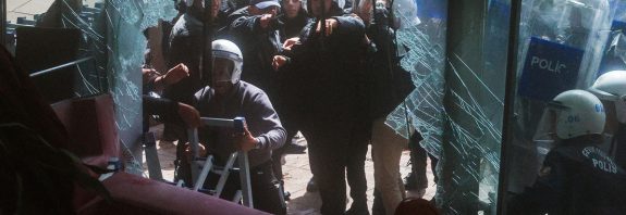 VIDEOS, FOTOS: Policía turca toma por asalto la sede central del principal partido de la oposición