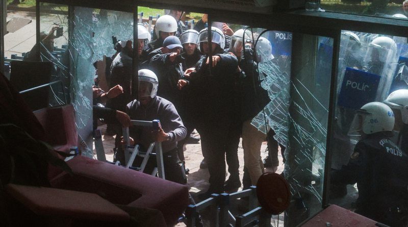 VIDEOS, FOTOS: Policía turca toma por asalto la sede central del principal partido de la oposición