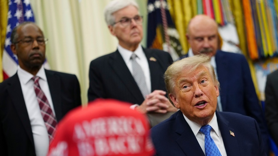 Trump compara la religión con acciones en la bolsa de valores (VIDEO)