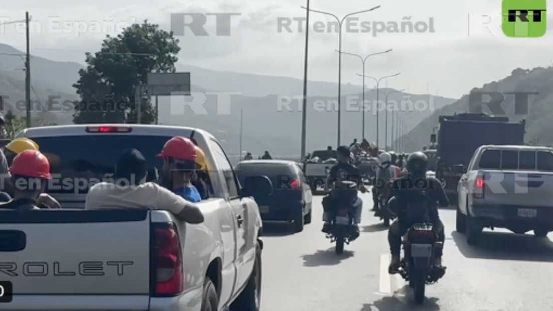 VIDEOS: Cientos de personas llevan ayuda a La Guaira, zona de desastre en Venezuela