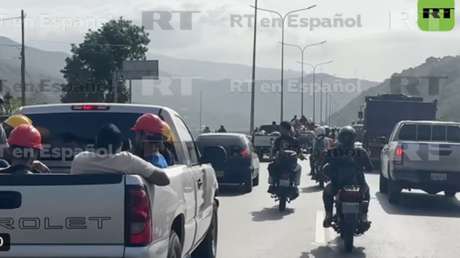 VIDEOS: Cientos de personas llevan ayuda a La Guaira, zona de desastre en Venezuela