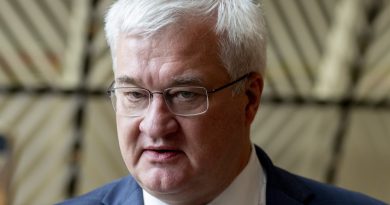 Canciller ucraniano devuelve su condecoración a Polonia y tilda de "emocionales" las críticas por homenaje a nazi