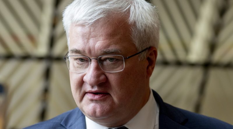 Canciller ucraniano devuelve su condecoración a Polonia y tilda de "emocionales" las críticas por homenaje a nazi