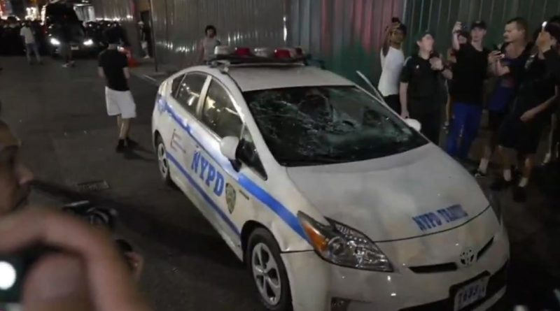 Descontrol y enfrentamientos con la Policía en Nueva York tras el campeonato de los Knicks (VIDEOS)