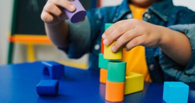 Directora de una guardería muerde a un niño y le dice a sus padres que él mismo lo hizo