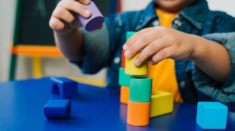 Directora de una guardería muerde a un niño y le dice a sus padres que él mismo lo hizo