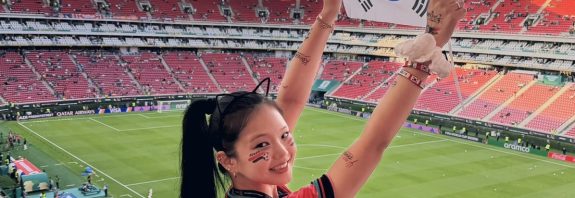 Hace gestos racistas contra asiática en partido del Mundial 2026 y se queda sin trabajo (VIDEO)