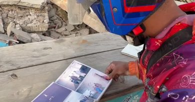 Instantáneas de una vida destruida: hallan un álbum de fotos entre escombros en La Guaira (VIDEOS)