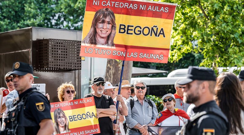 La acusación popular pide retirar el pasaporte a la mujer de Pedro Sánchez