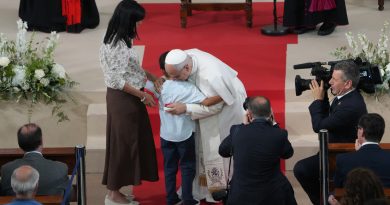 Las incómodas preguntas de un niño al borde del desahucio al papa León XIV (VIDEO)