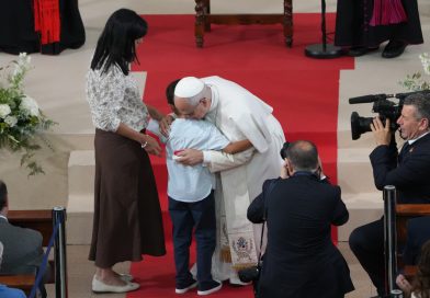 Las incómodas preguntas de un niño al borde del desahucio al papa León XIV (VIDEO)