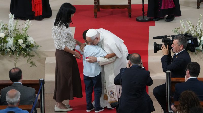 Las incómodas preguntas de un niño al borde del desahucio al papa León XIV (VIDEO)