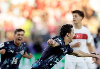 Paraguay gana con 10 jugadores a Turquía y la deja fuera del Mundial
