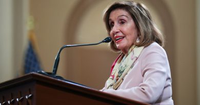 Pelosi: La comunidad LGBT "hace a Estados Unidos más estadounidense"