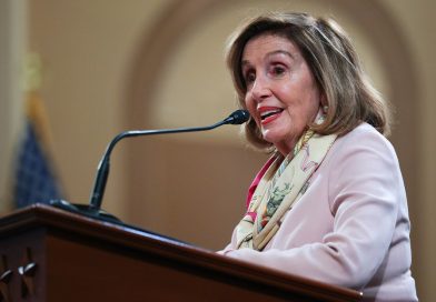 Pelosi: La comunidad LGBT "hace a Estados Unidos más estadounidense"