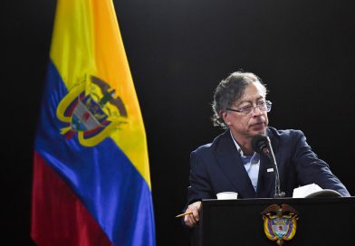 Petro denuncia "persecución política" por parte de EE.UU. contra periodista que criticó a De la Espriella