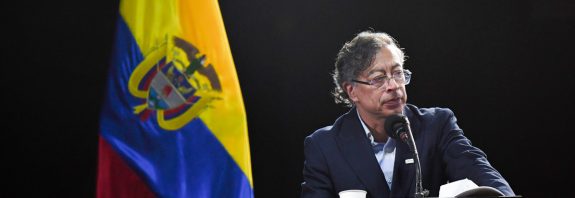 Petro denuncia "persecución política" por parte de EE.UU. contra periodista que criticó a De la Espriella