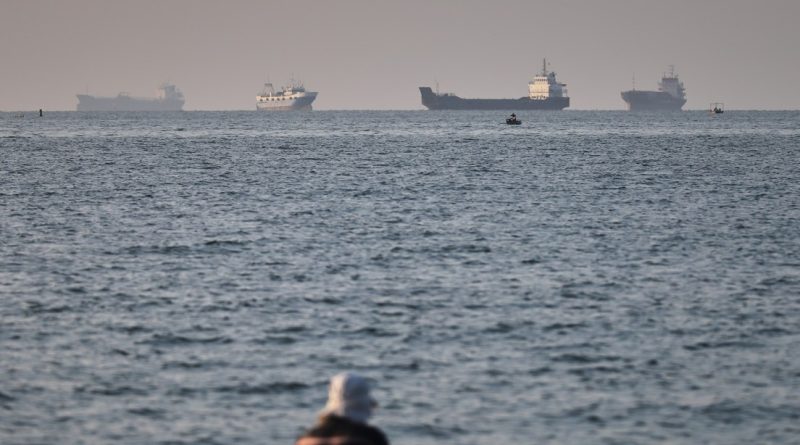 Reportan varias explosiones en el estrecho de Ormuz