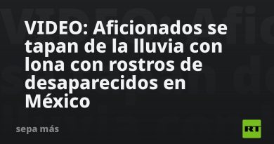 VIDEO: Aficionados se tapan de la lluvia con lona con rostros de desaparecidos en México
