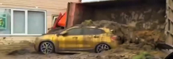 VIDEO: Camión de estiércol vuelca sobre un BMW dorado