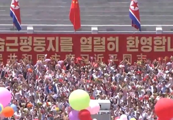 VIDEO: Kim Jong-un encabeza gran ceremonia de bienvenida para Xi Jinping en Pionyang