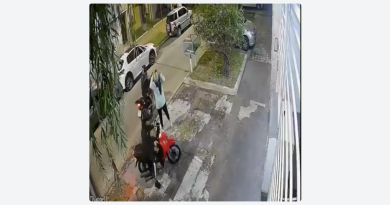 VIDEO: Le roban la moto, pero la recupera con un 'eléctrico' y doloroso método