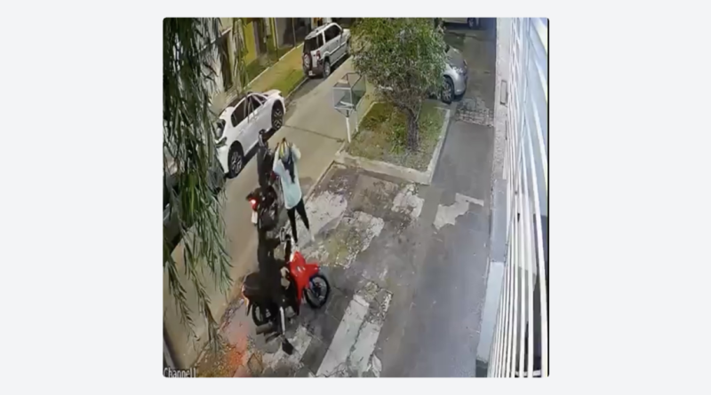 VIDEO: Le roban la moto, pero la recupera con un 'eléctrico' y doloroso método