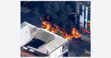 VIDEO: Manifestantes prenden fuego a un autobús en fuertes protestas en Belfast
