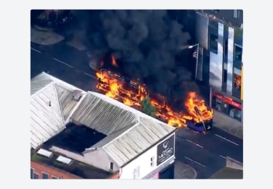 VIDEO: Manifestantes prenden fuego a un autobús en fuertes protestas en Belfast