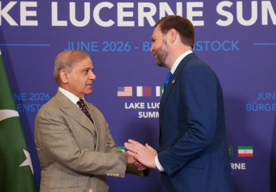 VIDEO: Vance abraza al primer ministro pakistaní en Suiza antes de las conversaciones sobre Irán