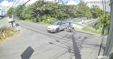 VIDEO: Vigas acaban incrustadas en un coche tras violento choque con una moto