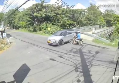 VIDEO: Vigas acaban incrustadas en un coche tras violento choque con una moto