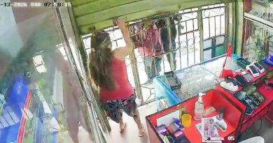 VIDEO: la intentan robar al minuto de abrir su tienda y se salva con esta rápida respuesta