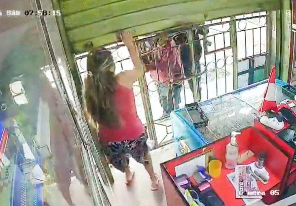 VIDEO: la intentan robar al minuto de abrir su tienda y se salva con esta rápida respuesta