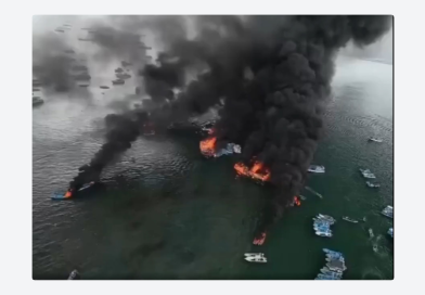 VIDEOS: Feroz incendio devora varias embarcaciones en un puerto de Ecuador