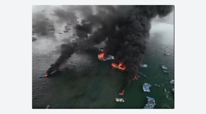VIDEOS: Feroz incendio devora varias embarcaciones en un puerto de Ecuador