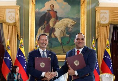 Venezuela y la tecnológica SLB firman un acuerdo preliminar de explotación de crudo y gas