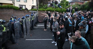 "¡No puedo respirar!": el brutal asesinato de un estudiante desata la ira popular en Reino Unido
