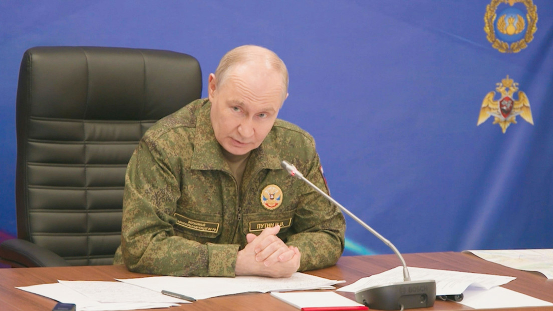 Zajárova comenta si el uniforme militar de Putin fue una señal para Ucrania
