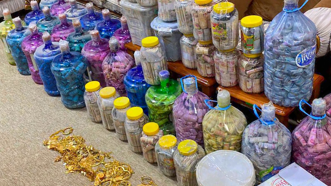 Hallan millones de dólares en botellas ocultas en paredes durante investigación por corrupción en Irak