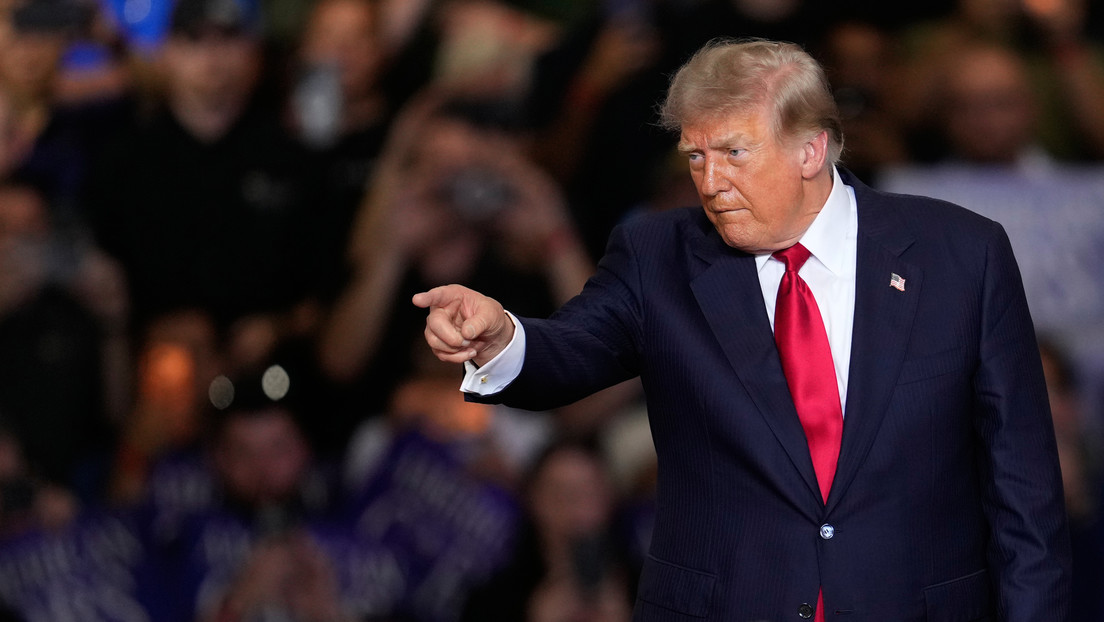 Trump responde a un "comunista" tras insultos durante un mitin