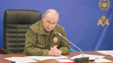 Zajárova comenta si el uniforme militar de Putin fue una señal para Ucrania