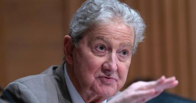 "A veces hay que matar algunas gallinas para asustar a los monos": senador Kennedy justifica ataques de Trump a Irán